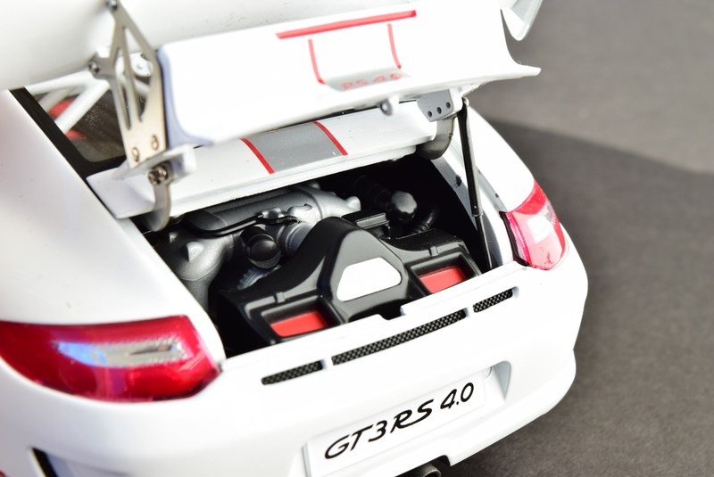 Illustration for article titled RennSport Battle: 997 911 GT3 RS 4.0, AUTOart v. Bburago